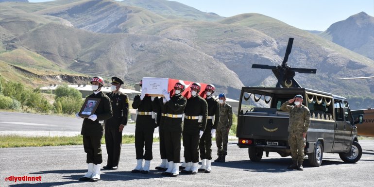 Pençe Yıldırım Harekatı'nda şehit olan asker için Hakkari'de tören düzenlendi