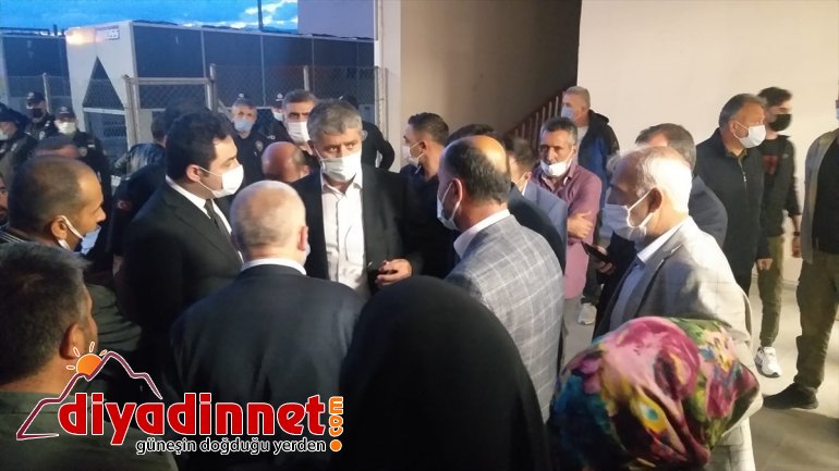 Sivas ta hafif ticari araç ile otomobil çarpıştı ölü4