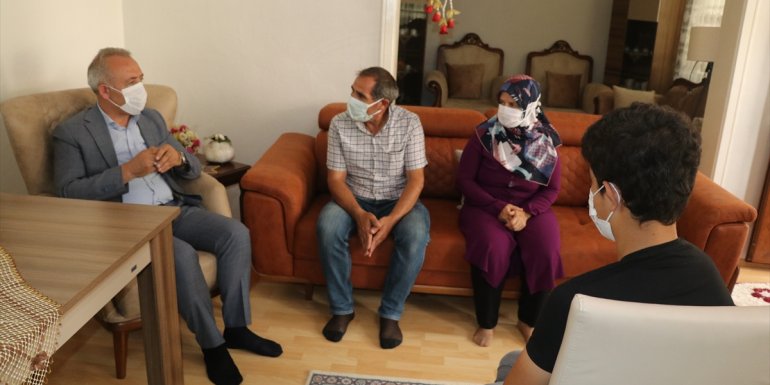 Suriyeli Muhammed, Erzincan'daki koruyucu ailenin yanında sıcak yuvada büyüyor