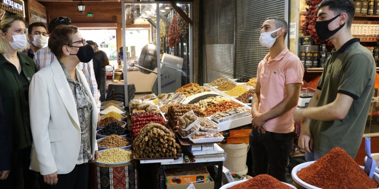 Tarım ve Orman Bakan Yardımcısı Ayşe Ayşin Işıkgece, Elazığ'da kadın çiftçilerle buluştu