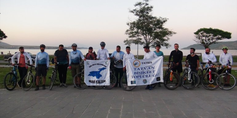 Tatvan'da Van Gölü kirlenmesin temiz kalsın' sloganıyla bisiklet turu düzenlendi