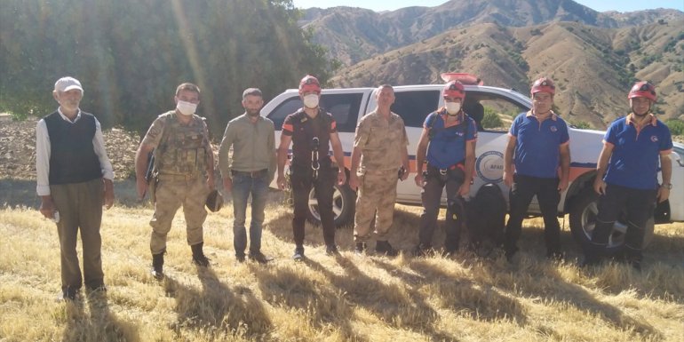 Tunceli'de kurttan kaçarken kayalığa sıkışan keçi AFAD görevlilerince kurtarıldı