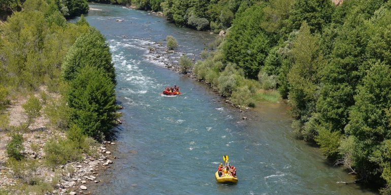 Sağlık çalışanları Munzur Çayı'nda kürek çekerek uyuşturucuyla mücadeleye destek verdi