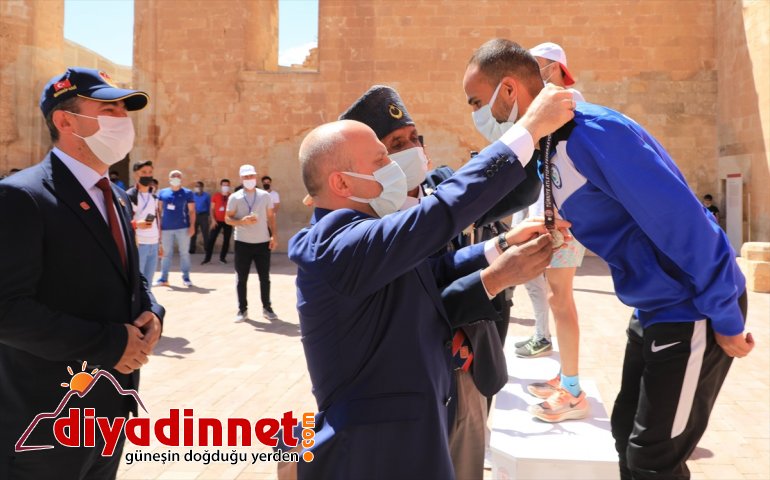 Türkiye Dağ Koşusu Şampiyonası'nda dereceye giren sporcular madalyalarını aldı