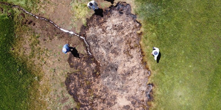 Van'da çayırlık alanda yanan toprak AFAD ekiplerince incelendi