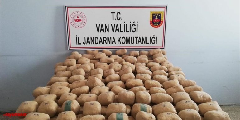 Van'da çuvallar içerisinde araziye gizlenmiş 233 kilo 506 gram eroin bulundu