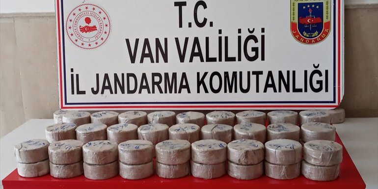 Van'da iki kişinin araziye gömdüğü çantada 29 kilogram eroin ele geçirildi