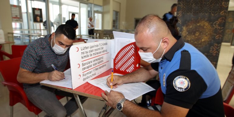 Van'da polislerden Türk Kızılayın kan bağışı kampanyasına destek