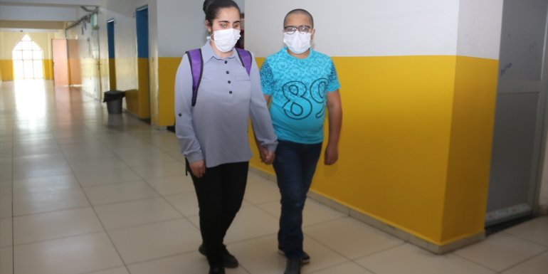 Karanlık dünyasını müzikle aydınlatan görme engelli öğrenci, başarılarıyla göz dolduruyor