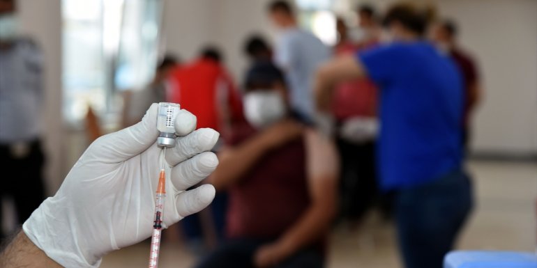 Van'da mobil aşı ekipleri fabrikaları dolaşarak çalışanları aşılıyor