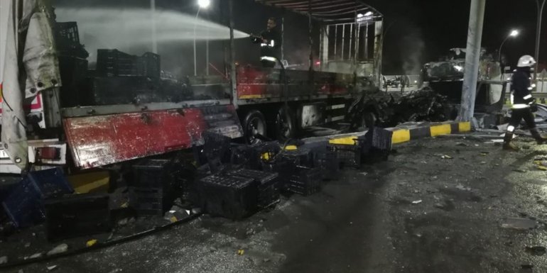 Van'da seyir halindeki tır alev aldı