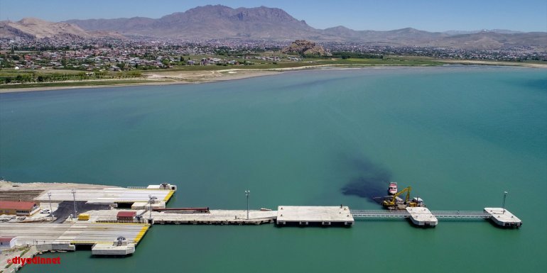 Van Gölü kıyıları 450 bin metreküp dip çamurundan arındırılıyor