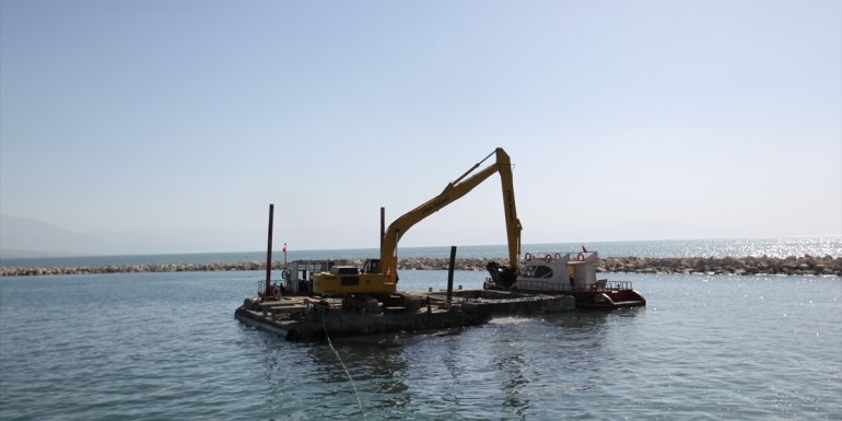 Van Gölü kıyılarından 15 günde 6 bin metreküp dip çamuru temizlendi