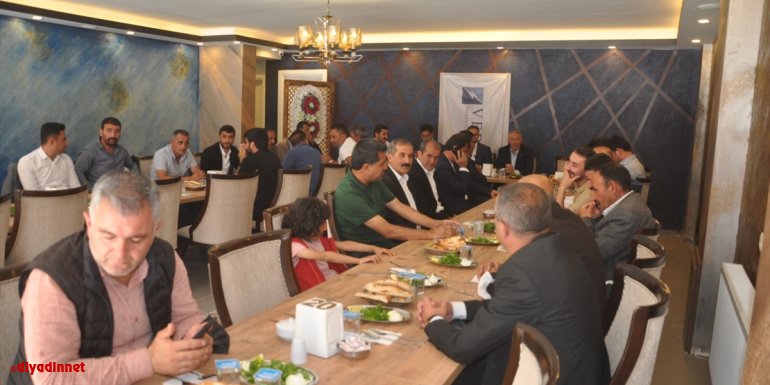 VEDAŞ Hakkari İl Müdürü Salih Eroğuz, muhtarlarla bir araya geldi