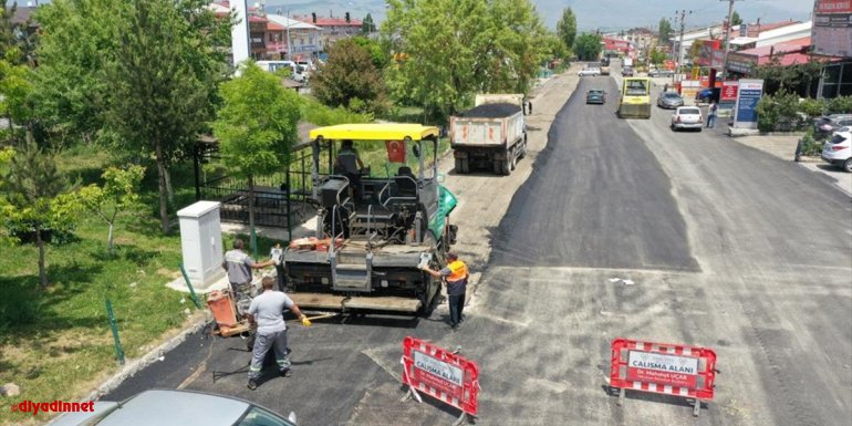 Yakutiye Belediyesi yaz sezonunda asfaltlama ile park, bahçe bakımına hız verdi1