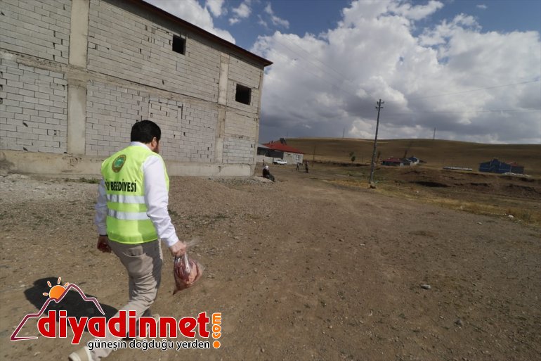 ihtiyaç dağıttı Sayan Ağrı Belediye sahiplerine eti Başkanı kurban 2