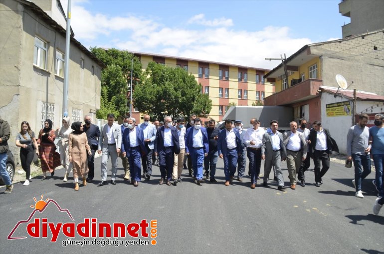 Belediyesi asfaltla kentin asfaltlıyor ürettiği yollarını Ağrı 2