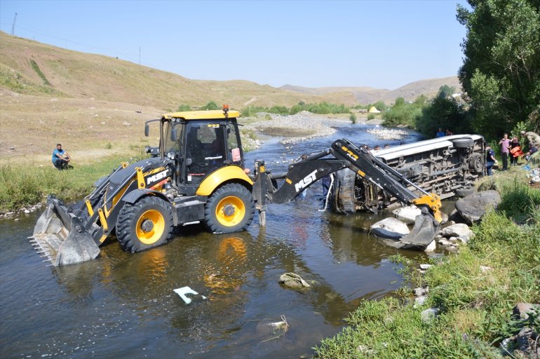 Ağrı da düğüne gidenleri taşıyan minibüs dere yatağına devrildi yaralı1
