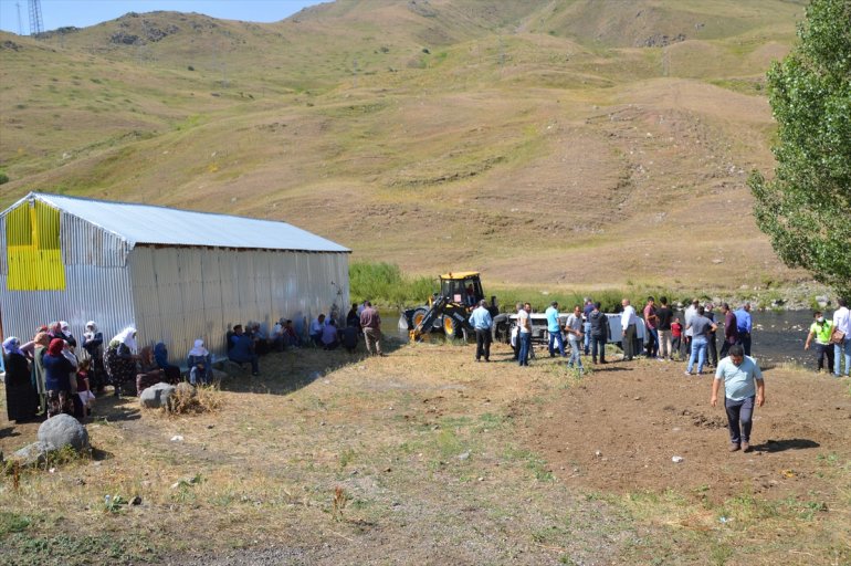 Ağrı da düğüne gidenleri taşıyan minibüs dere yatağına devrildi yaralı2