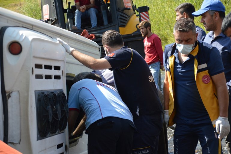 Ağrı da düğüne gidenleri taşıyan minibüs dere yatağına devrildi yaralı3