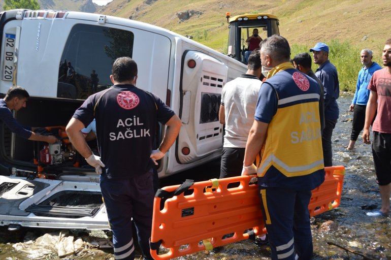Ağrı da düğüne gidenleri taşıyan minibüs dere yatağına devrildi yaralı4