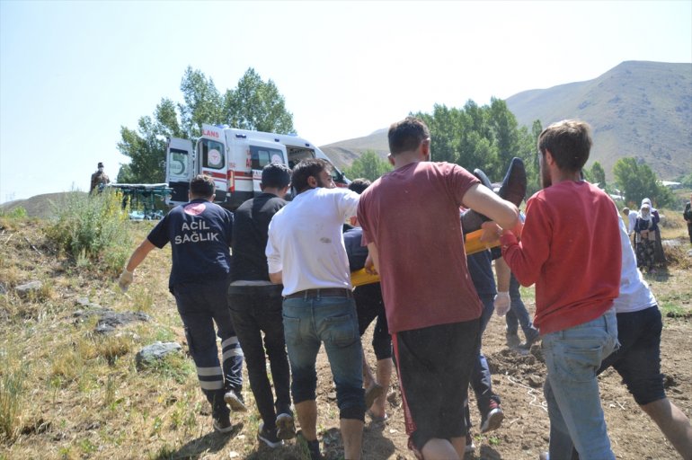 Ağrı da düğüne gidenleri taşıyan minibüs dere yatağına devrildi yaralı5
