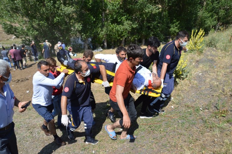 Ağrı da düğüne gidenleri taşıyan minibüs dere yatağına devrildi yaralı6