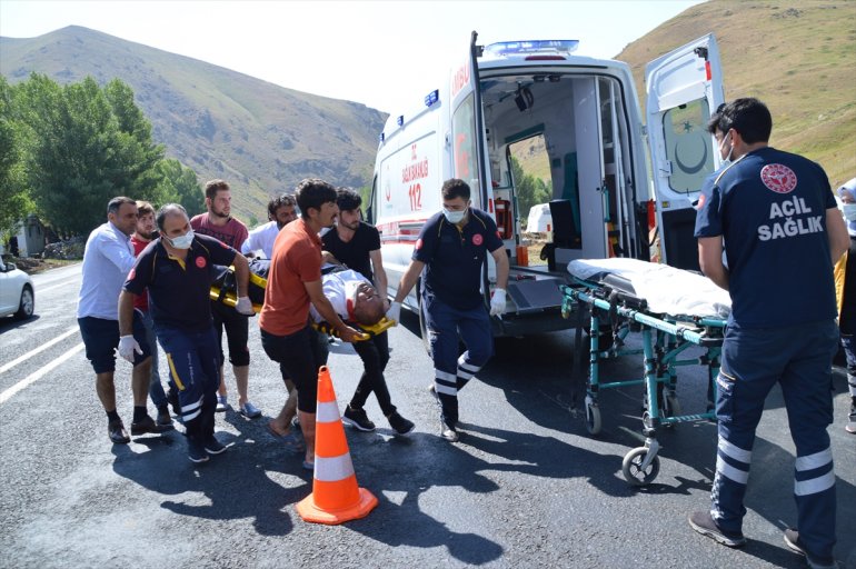 Ağrı da düğüne gidenleri taşıyan minibüs dere yatağına devrildi yaralı7