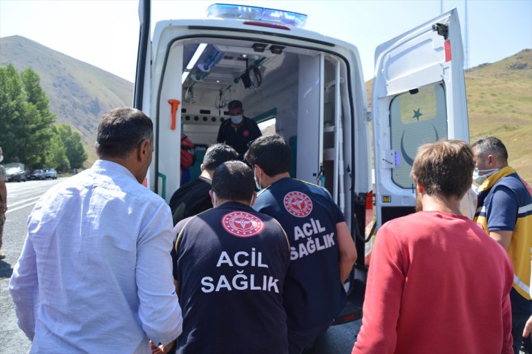 Ağrı da düğüne gidenleri taşıyan minibüs dere yatağına devrildi yaralı8