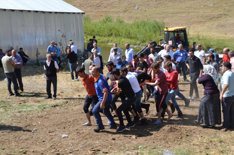 Ağrı da düğüne gidenleri taşıyan minibüs dere yatağına devrildi yaralı9