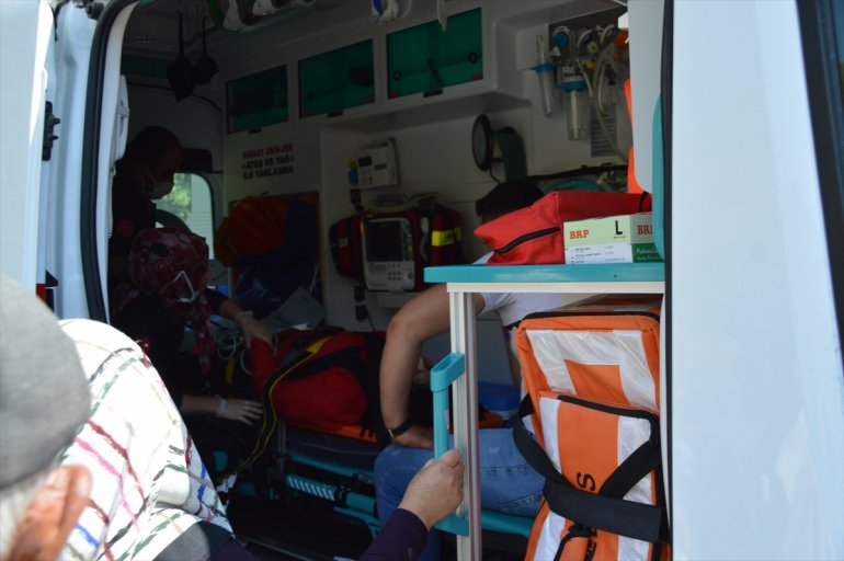 Ağrı da düğüne gidenleri taşıyan minibüs dere yatağına devrildi yaralı10