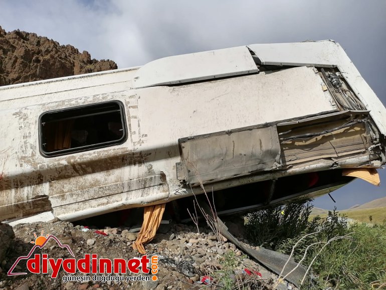 Ağrı da yolcu otobüsü devrildi yaralı6
