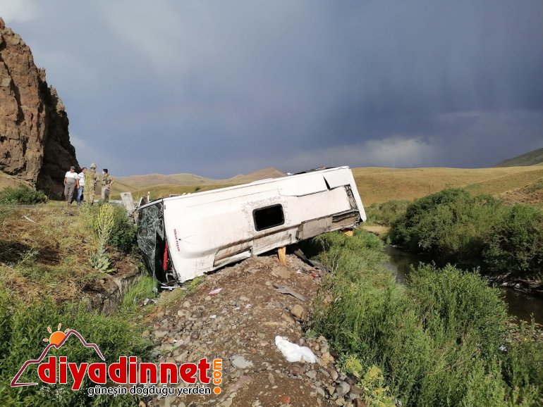 Ağrı da yolcu otobüsü devrildi yaralı7