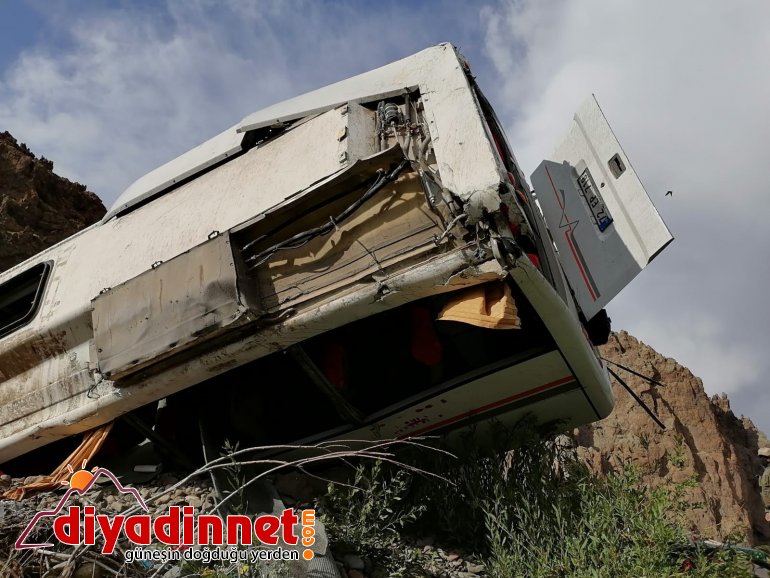 Ağrı da yolcu otobüsü devrildi yaralı8