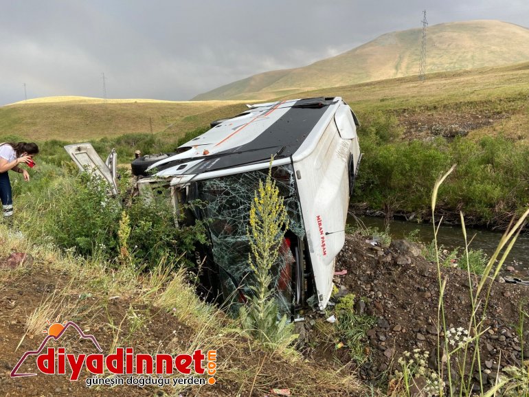 Ağrı da yolcu otobüsü devrildi yaralı9