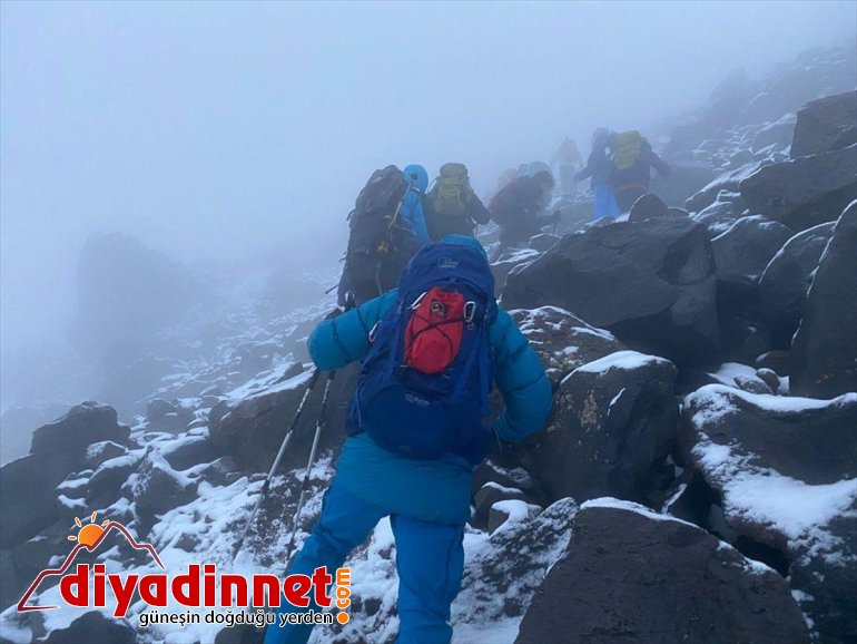 tırmanan tipiye grup yakalandıkları Ağrı dağcı, rağmen yapmayı zirve bir Dağı