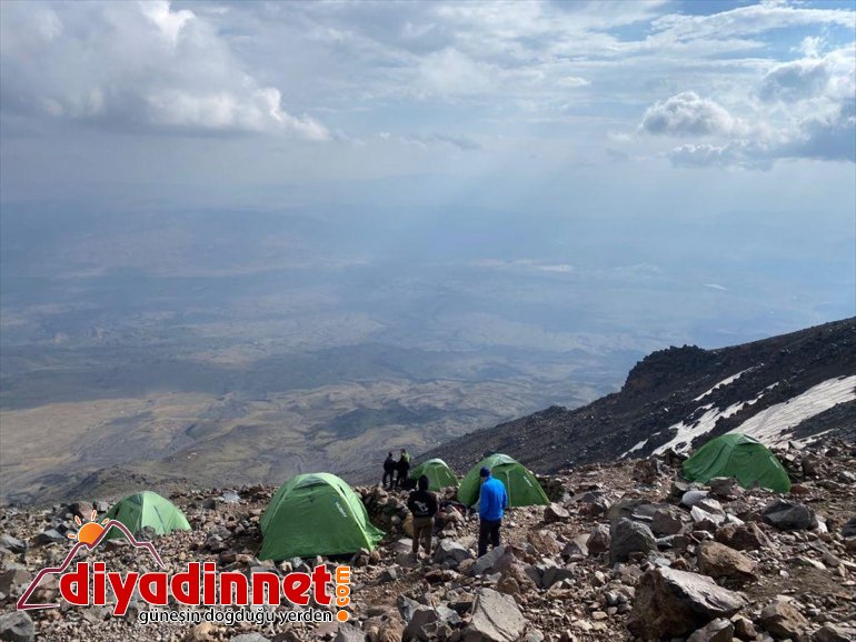 rağmen zirve başardı Ağrı tırmanan bir grup yakalandıkları Dağı