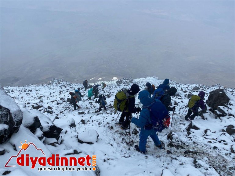 rağmen Ağrı tipiye bir zirve yapmayı grup başardı yakalandıkları dağcı, tırmanan Dağı