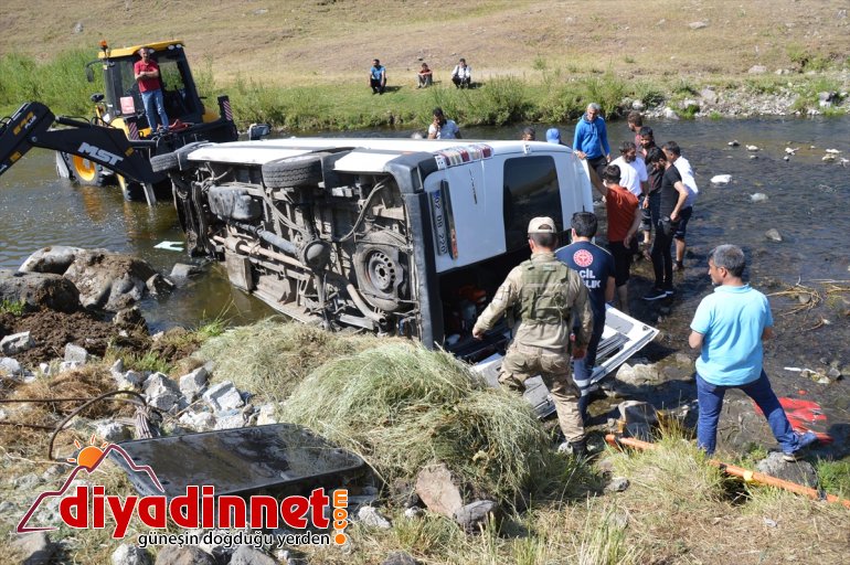 Ağrı'da düğüne gidenleri taşıyan minibüs dere yatağına devrildi: 13 yaralı