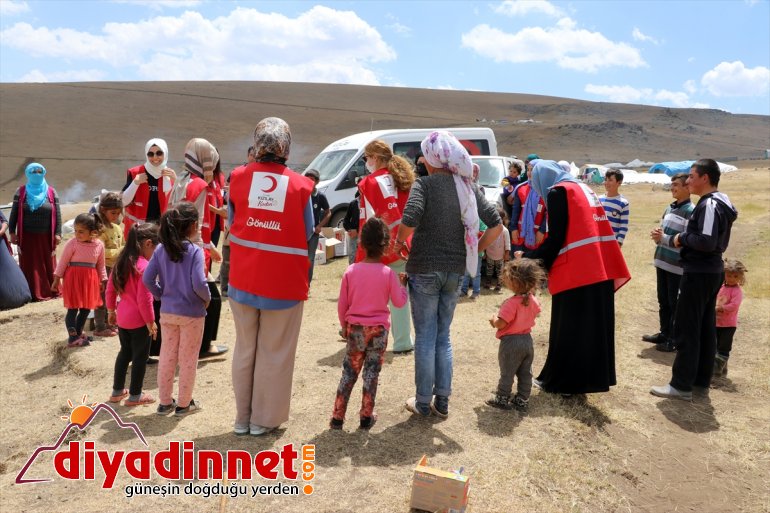 Ağrı çifte minikler, bayram hediyeleriyle Kızılayın göçer yaşadı yaylalarındaki 11