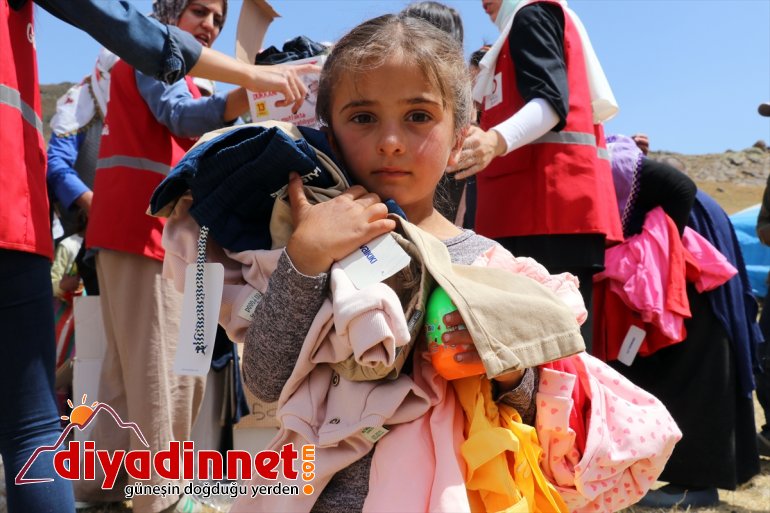 Ağrı minikler, hediyeleriyle çifte Kızılayın bayram göçer yaşadı yaylalarındaki 13