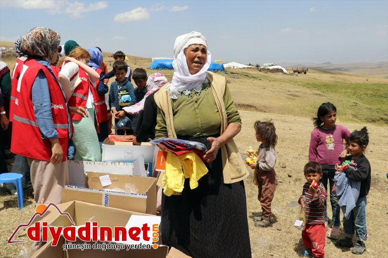 göçer minikler, yaşadı çifte hediyeleriyle Ağrı Kızılayın bayram yaylalarındaki 15