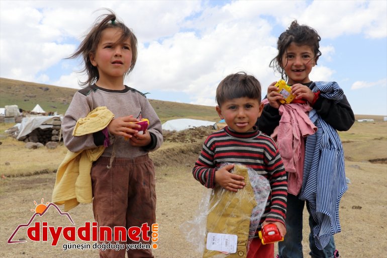 bayram yaylalarındaki Kızılayın yaşadı göçer minikler, çifte hediyeleriyle Ağrı 17