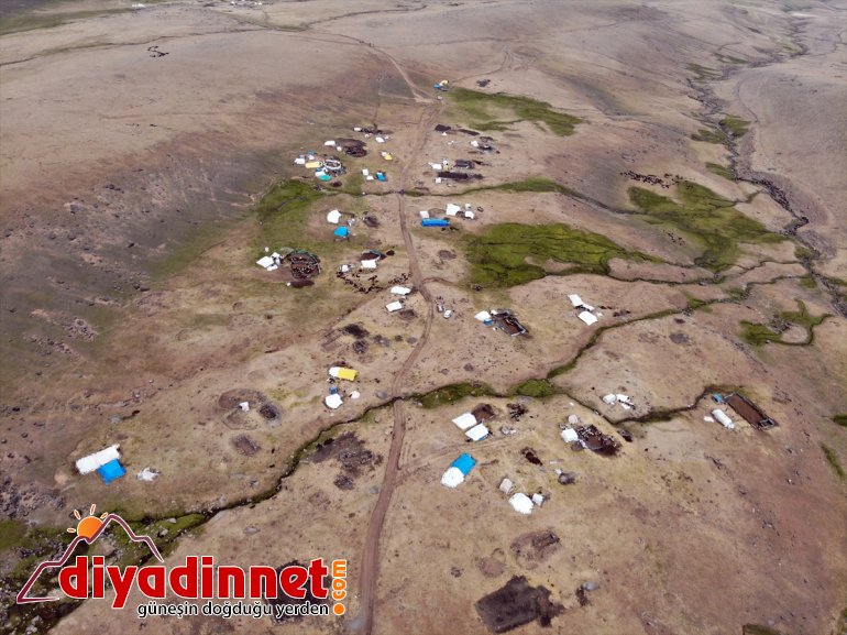 Ağrı yaylalarındaki göçer minikler, Kızılayın hediyeleriyle çifte bayram yaşadı