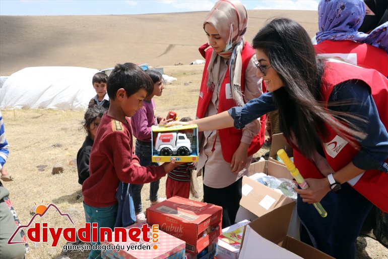 çifte hediyeleriyle yaylalarındaki göçer yaşadı minikler, bayram Ağrı Kızılayın 21