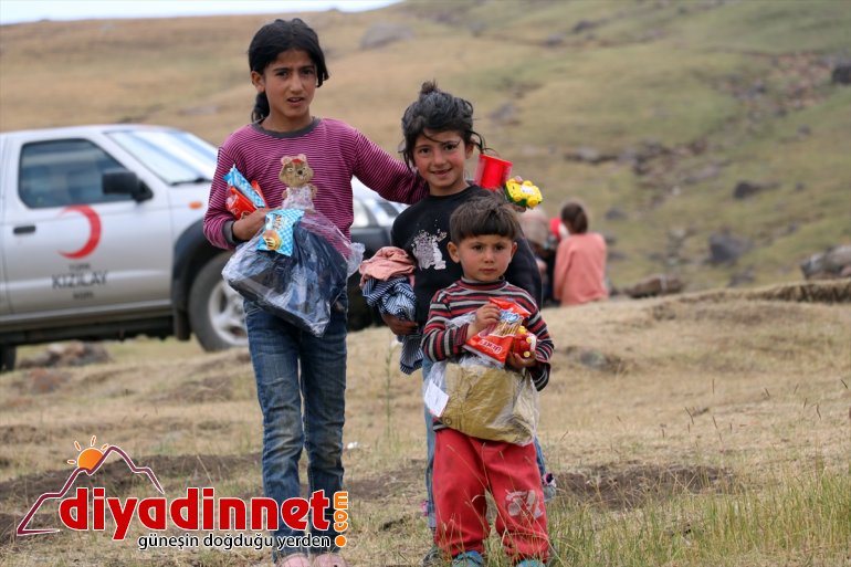 Ağrı yaşadı göçer yaylalarındaki çifte minikler, bayram hediyeleriyle Kızılayın 25