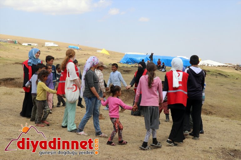 Ağrı göçer Kızılayın çifte minikler, hediyeleriyle yaylalarındaki bayram yaşadı 27