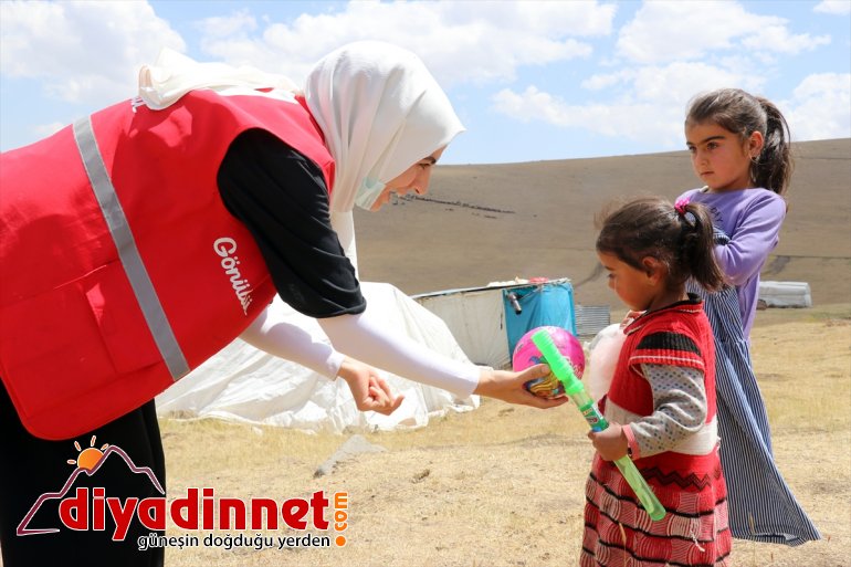 bayram hediyeleriyle Kızılayın göçer yaşadı yaylalarındaki çifte minikler, Ağrı 28