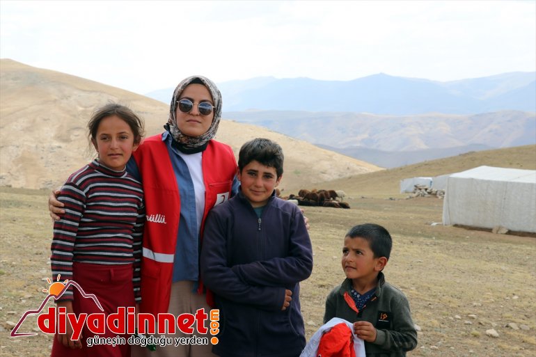 yaşadı Ağrı çifte hediyeleriyle minikler, Kızılayın yaylalarındaki bayram göçer 9