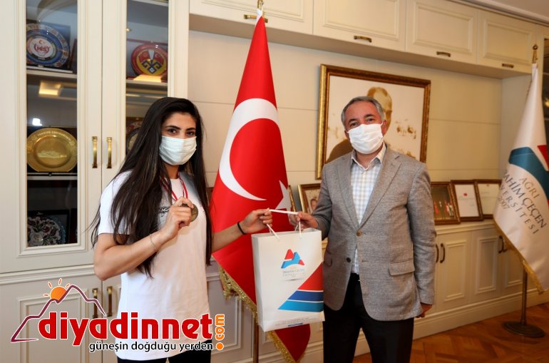 AİÇÜ lü öğrenci Kick Boks ta altın madalyanın sahibi oldu2